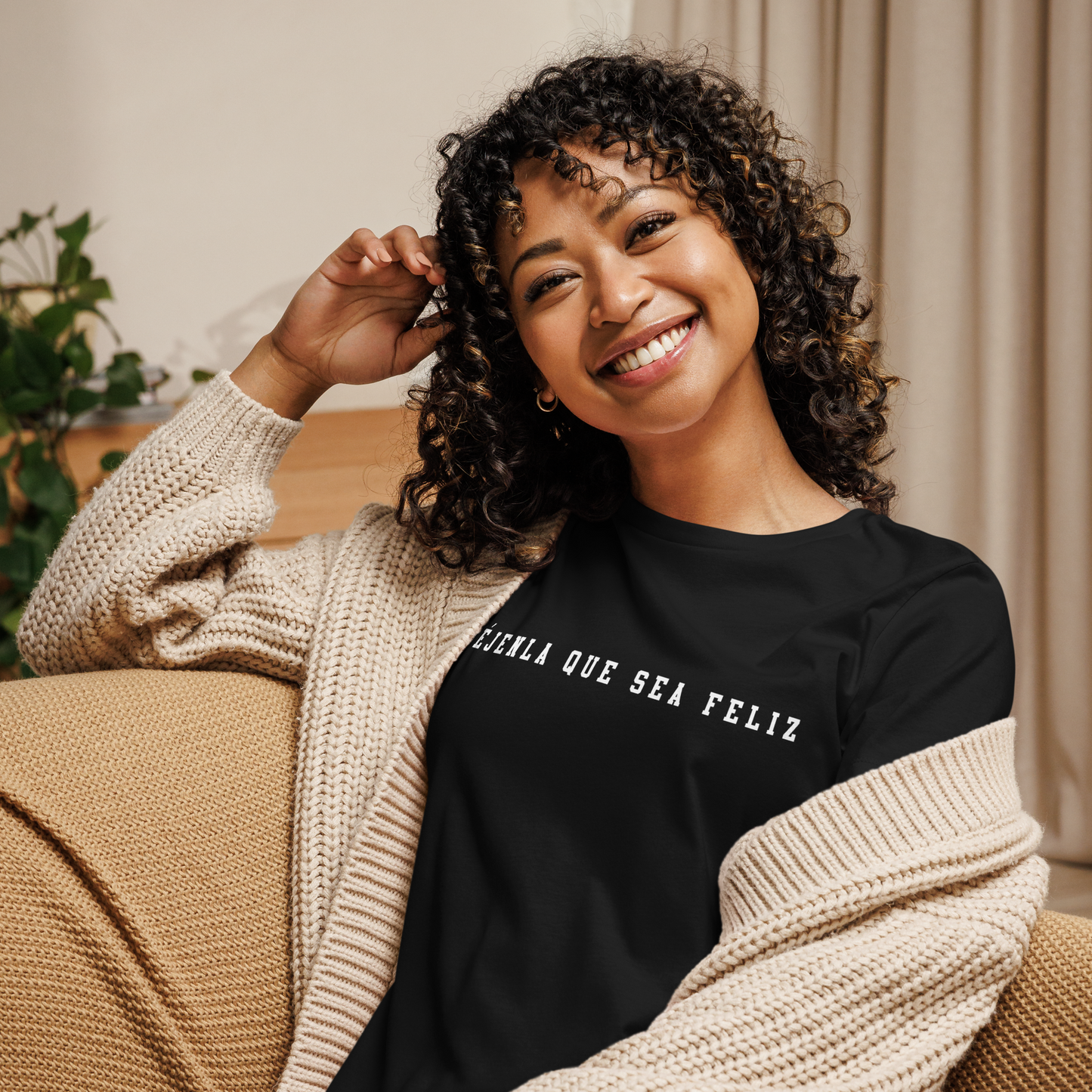 Déjenla Que Sea Feliz Women's Authentic Mexican Graphic Quote Tee